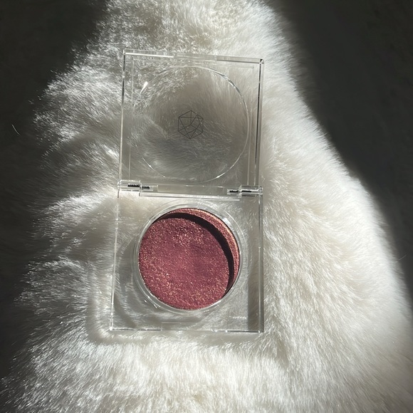 EM cosmetics Cosmic Pearl Dewy Eyeshadow in shade “Venus” - Picture 2 of 5